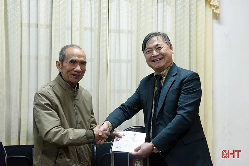 Chủ tịch Liên hiệp các Hội KHKT Việt Nam trao quà cho nhân sĩ trí thức, người dân khó khăn ở Hà Tĩnh