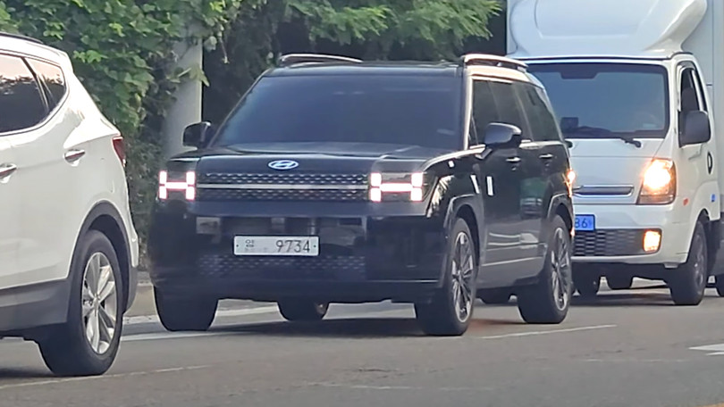 Cận cảnh Hyundai Santa Fe 2024 xuất hiện nổi bật trên phố