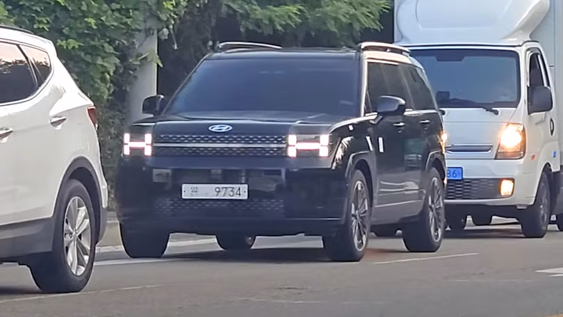 Cận cảnh Hyundai Santa Fe 2024 xuất hiện nổi bật trên phố
