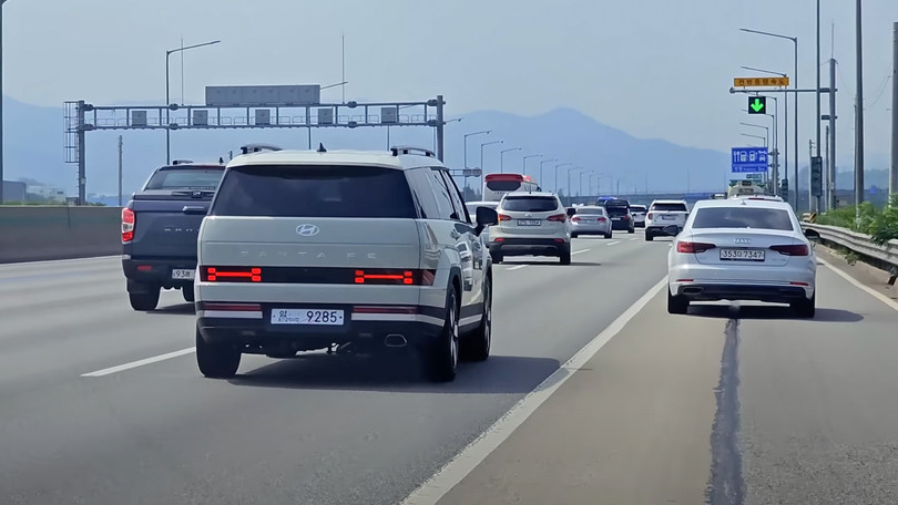 Cận cảnh Hyundai Santa Fe 2024 xuất hiện nổi bật trên phố