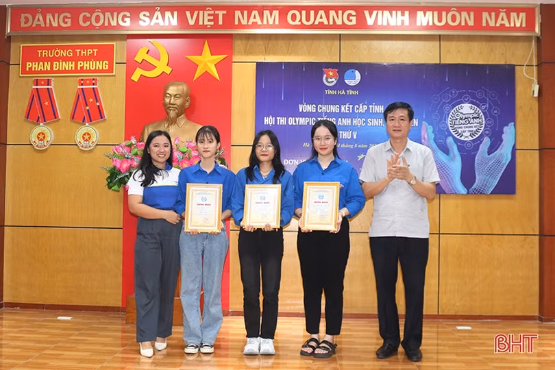 Trao giải Hội thi Olympic Tiếng Anh học sinh, sinh viên lần thứ V