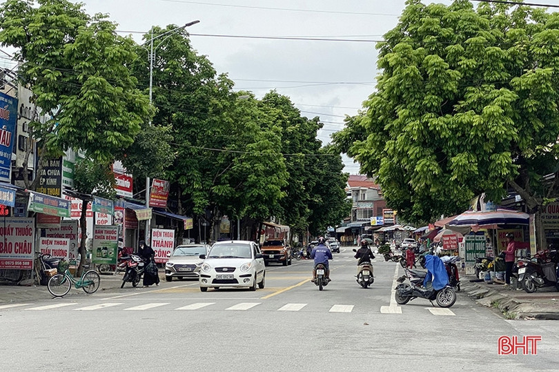 “Trưng dụng” vỉa hè, lòng đường để kinh doanh ở phố núi Hà Tĩnh