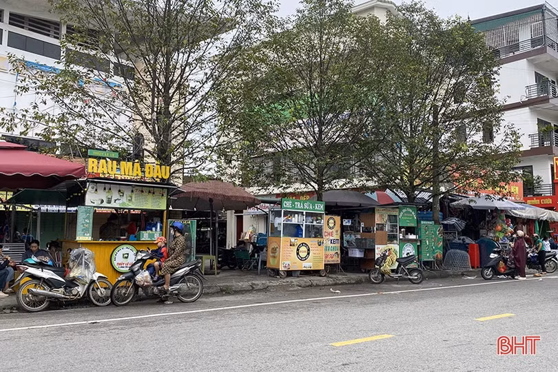“Trưng dụng” vỉa hè, lòng đường để kinh doanh ở phố núi Hà Tĩnh