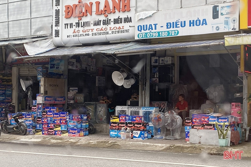 “Trưng dụng” vỉa hè, lòng đường để kinh doanh ở phố núi Hà Tĩnh