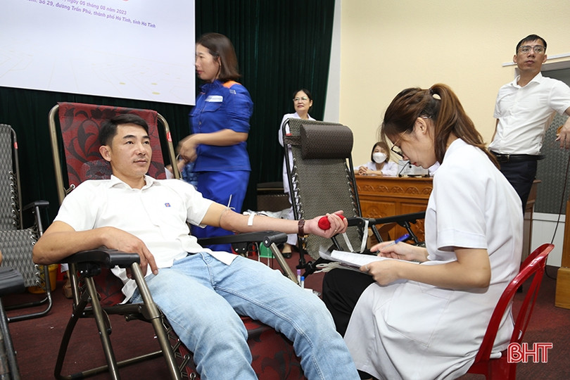 Cán bộ, nhân viên Xăng dầu Hà Tĩnh hiến 66 đơn vị máu tình nguyện