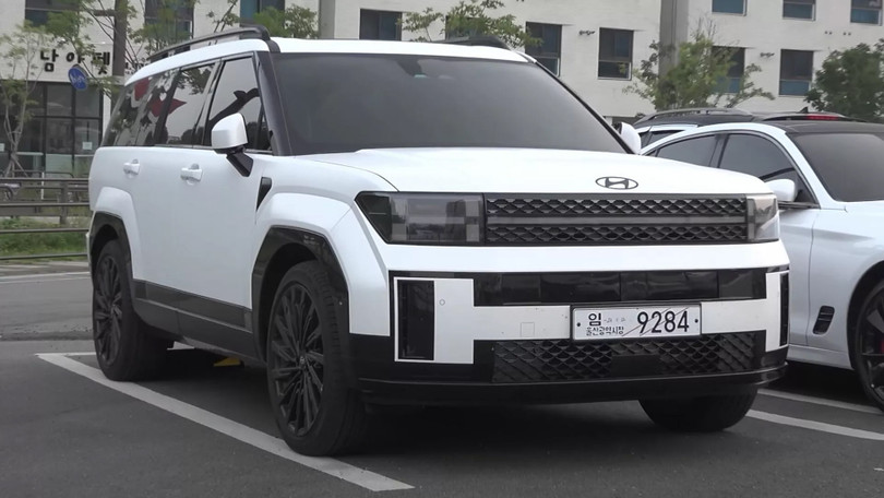 Cận cảnh Hyundai Santa Fe 2024 xuất hiện nổi bật trên phố