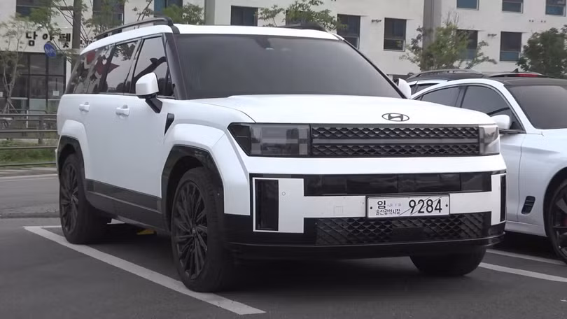 Cận cảnh Hyundai Santa Fe 2024 xuất hiện nổi bật trên phố