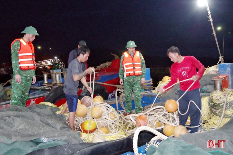 Bắt cặp tàu giã cào Quảng Ngãi đánh bắt hải sản sai vùng biển quy định