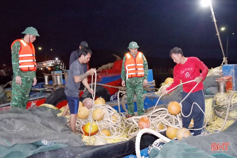 Bắt cặp tàu giã cào Quảng Ngãi đánh bắt hải sản sai vùng biển quy định