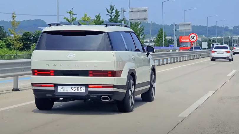 Cận cảnh Hyundai Santa Fe 2024 xuất hiện nổi bật trên phố