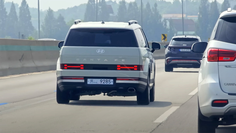 Cận cảnh Hyundai Santa Fe 2024 xuất hiện nổi bật trên phố