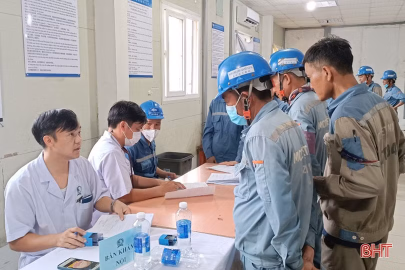 Khám sức khỏe định kỳ cho 1.100 công nhân ở Khu Kinh tế Vũng Áng
