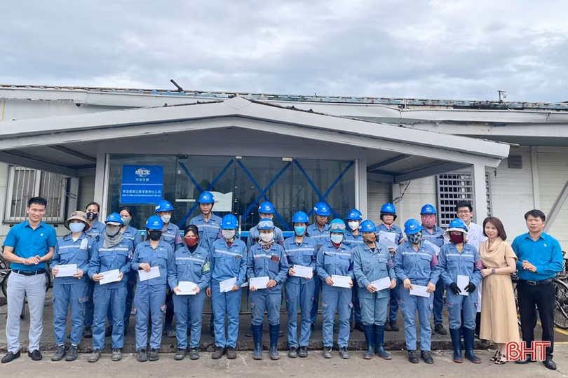 Khám sức khỏe định kỳ cho 1.100 công nhân ở Khu Kinh tế Vũng Áng