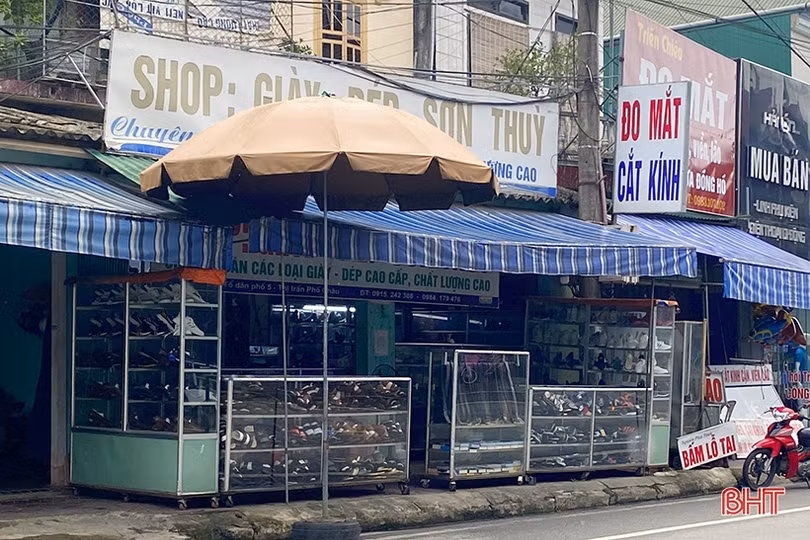 “Trưng dụng” vỉa hè, lòng đường để kinh doanh ở phố núi Hà Tĩnh