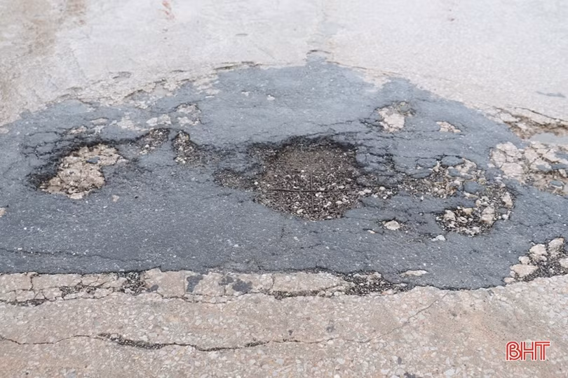 Mặt cầu Hương Đại xuống cấp, gây mất an toàn giao thông