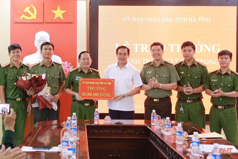 Tặng bằng khen cho các tập thể xuất sắc trong đấu tranh phòng, chống tội phạm