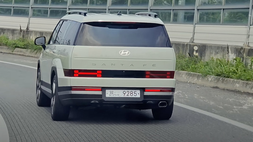 Cận cảnh Hyundai Santa Fe 2024 xuất hiện nổi bật trên phố