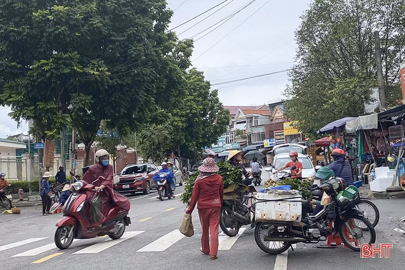 “Trưng dụng” vỉa hè, lòng đường để kinh doanh ở phố núi Hà Tĩnh