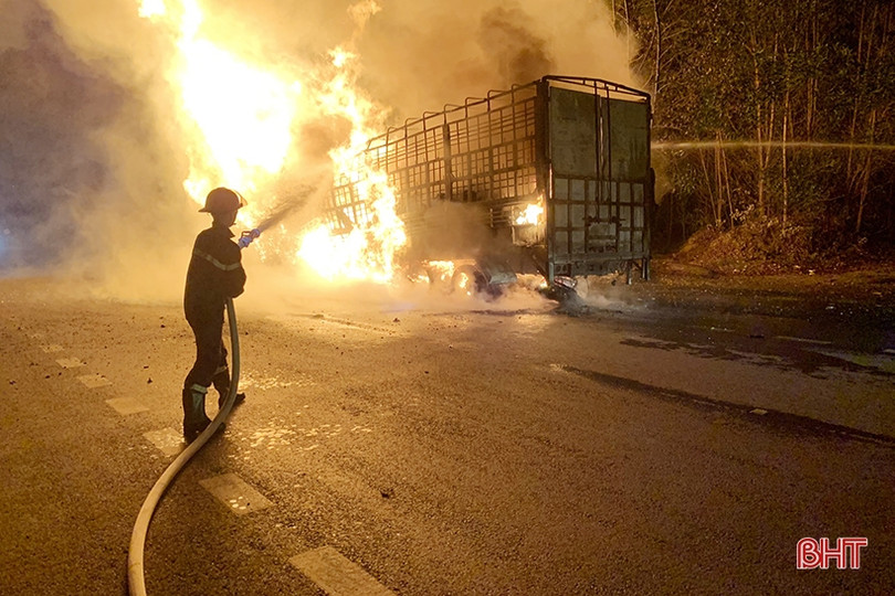 Cảnh sát phòng cháy Hà Tĩnh hướng dẫn kỹ năng thoát nạn trong tình huống khẩn cấp ảnh 2 Cảnh sát phòng cháy Hà Tĩnh hướng dẫn kỹ năng thoát nạn trong tình huống khẩn cấp