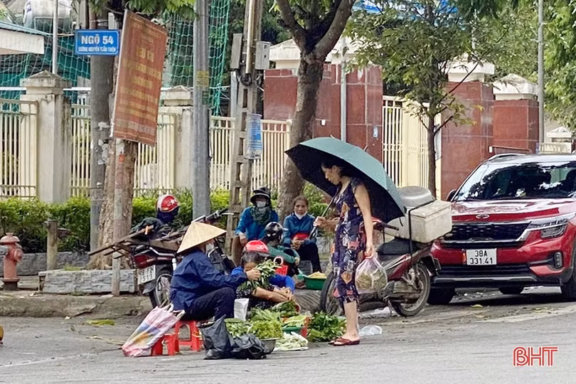“Trưng dụng” vỉa hè, lòng đường để kinh doanh ở phố núi Hà Tĩnh