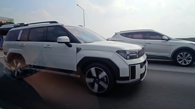 Cận cảnh Hyundai Santa Fe 2024 xuất hiện nổi bật trên phố