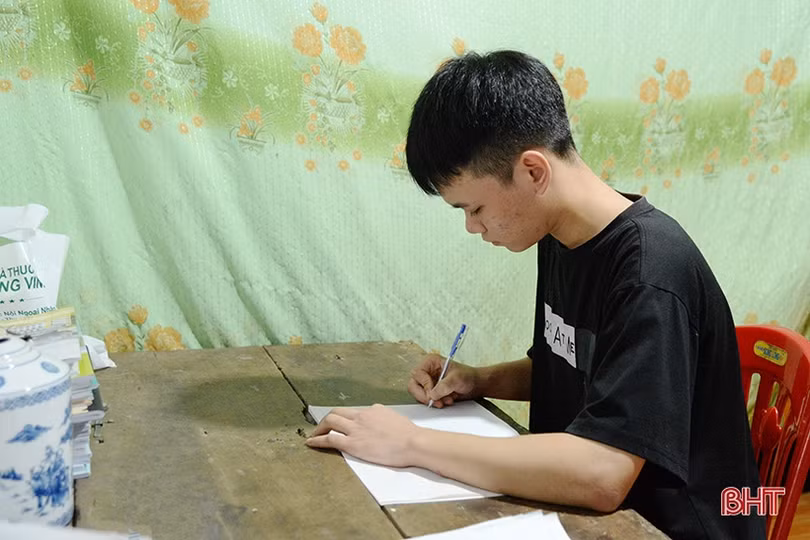 Kịp thời định hướng, hỗ trợ, giúp nam sinh nghèo thực hiện ước mơ vào đại học