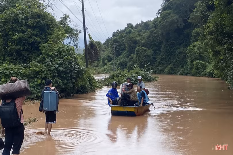 Sạt lở nghiêm trọng tại Bolikhămxay, đường từ Hà Tĩnh sang Lào bị chia cắt