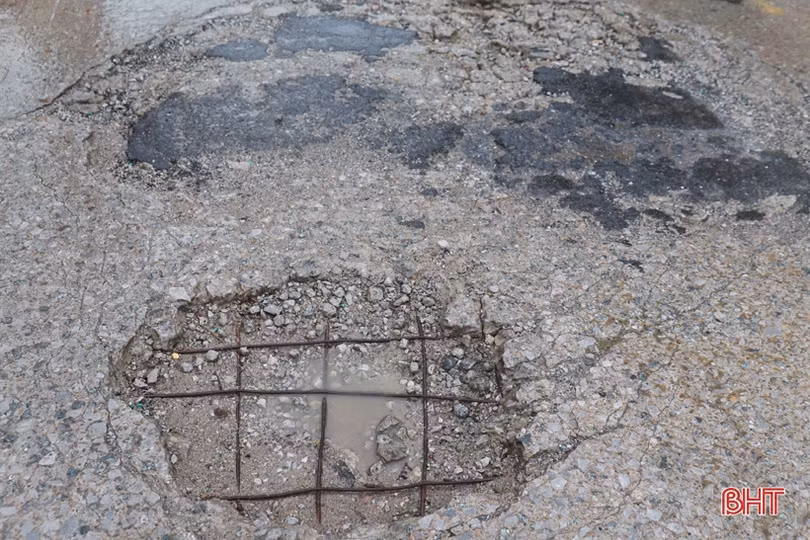 Mặt cầu Hương Đại xuống cấp, gây mất an toàn giao thông