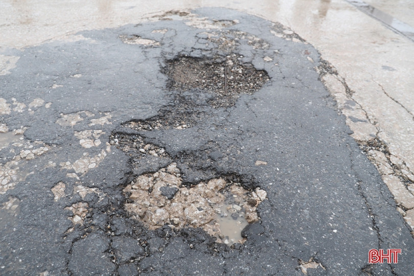 Mặt cầu Hương Đại xuống cấp, gây mất an toàn giao thông