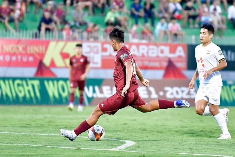 Hồng Lĩnh Hà Tĩnh gặp Bình Định: Siêu phẩm mở màn, penalty “chốt hạ”