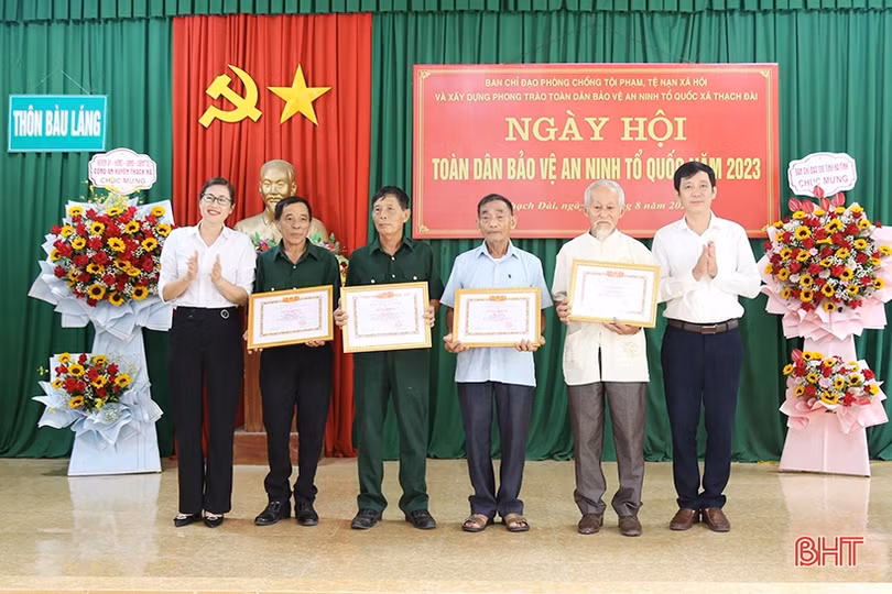 Lãnh đạo tỉnh chung vui “Ngày hội toàn dân bảo vệ an ninh Tổ quốc” tại Thạch Hà