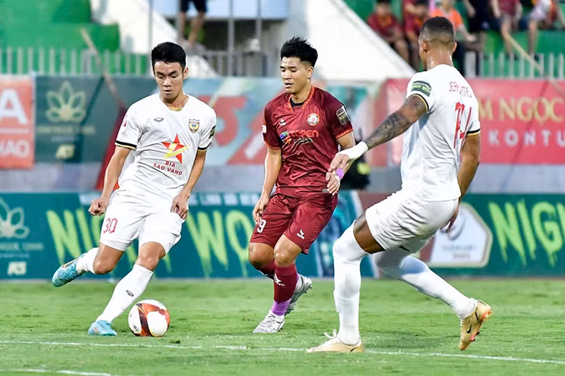 Hồng Lĩnh Hà Tĩnh gặp Bình Định: Siêu phẩm mở màn, penalty “chốt hạ”