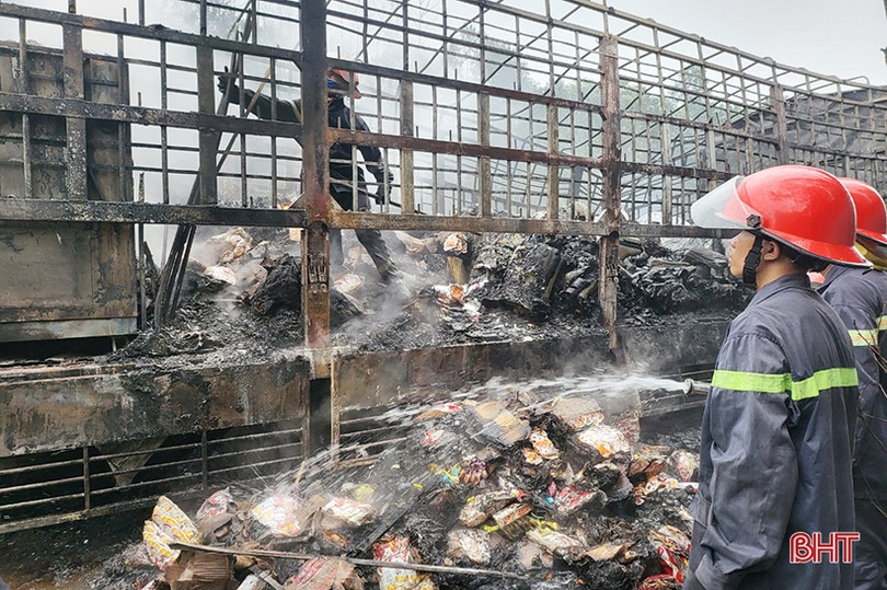 Xe tải cháy trơ khung khi đang lưu thông trên quốc lộ