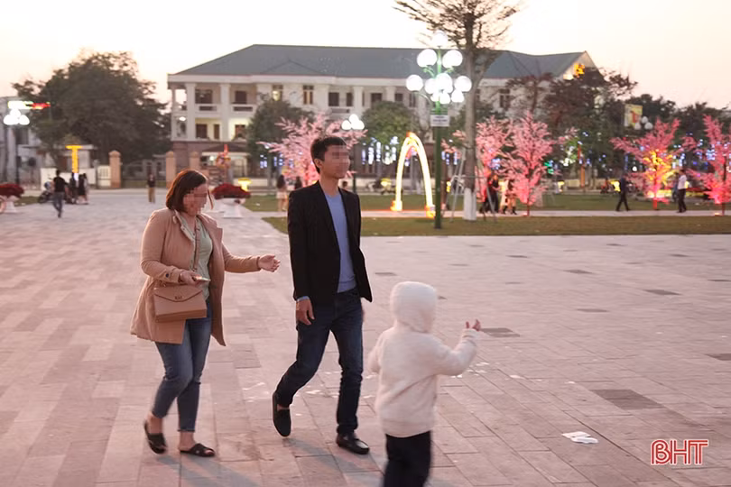 Người dân không đeo khẩu trang khi vui chơi tại Quảng trường TP Hà Tĩnh