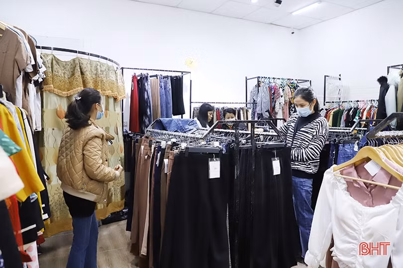Các cửa hàng thời trang tại Hà Tĩnh đồng loạt xả hàng