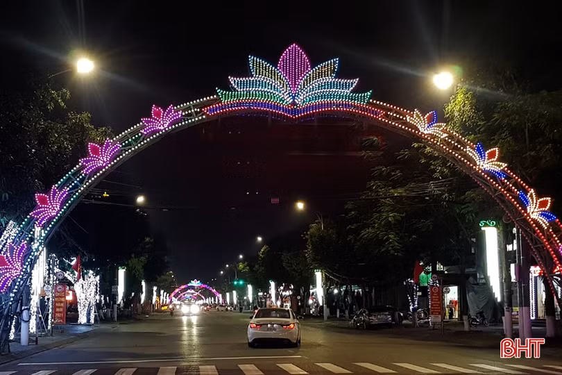 Ánh đèn màu rực rỡ đường xuân Hà Tĩnh
