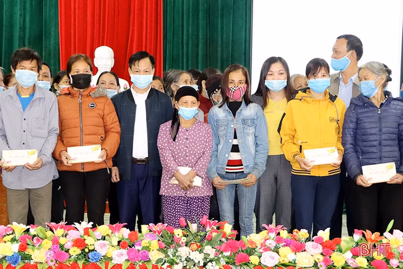 Trao 100 suất quà, bàn giao 6 nhà tình nghĩa cho hộ dân khó khăn ở Vũ Quang