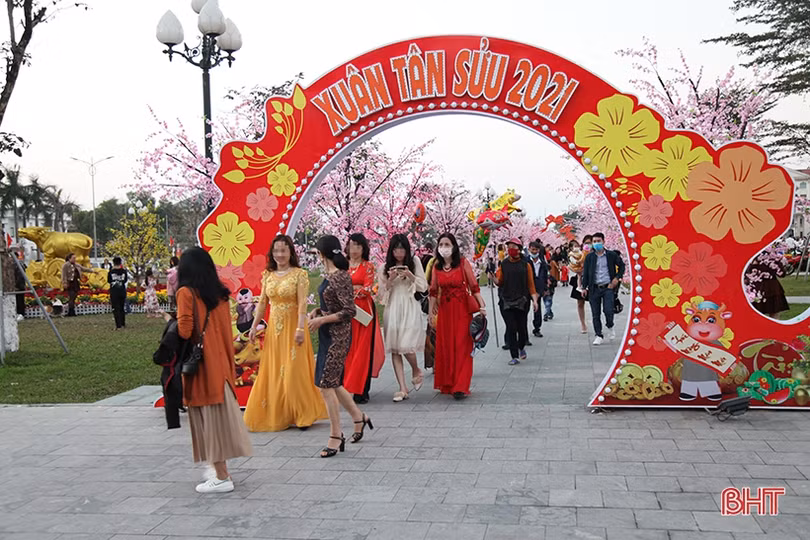 Người dân không đeo khẩu trang khi vui chơi tại Quảng trường TP Hà Tĩnh