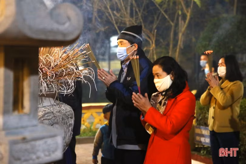 Người dân Thành Sen lễ chùa ngay sau giao thừa, không quên đeo khẩu trang phòng dịch