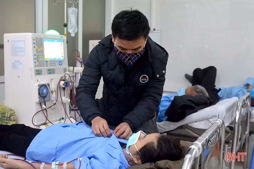 Bệnh nhân chạy thận tại BVĐK Hà Tĩnh trong ngày đầu tiên của năm mới