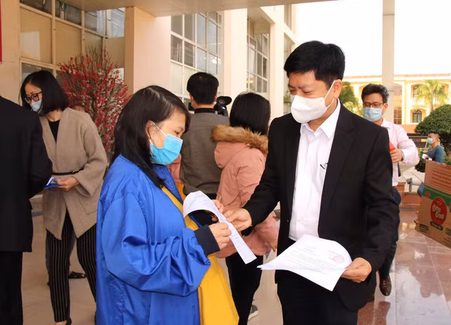 Tin vui ngày 30 tết: 27 bệnh nhân Covid-19 khỏi bệnh, được về nhà ăn tết với gia đình