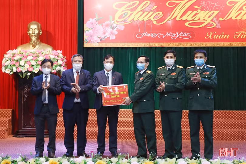 Lãnh đạo Hà Tĩnh chúc tết cán bộ, chiến sỹ lực lượng vũ trang