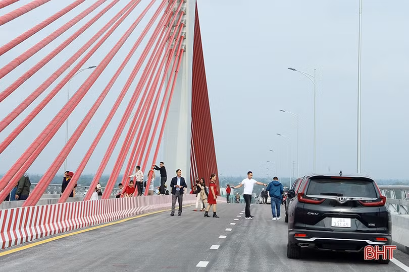 Bất chấp nguy hiểm, nhiều người “seo phì” trên cây cầu nối Nghệ An - Hà Tĩnh vừa hoàn thành