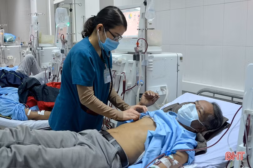 Bệnh nhân chạy thận tại BVĐK Hà Tĩnh trong ngày đầu tiên của năm mới