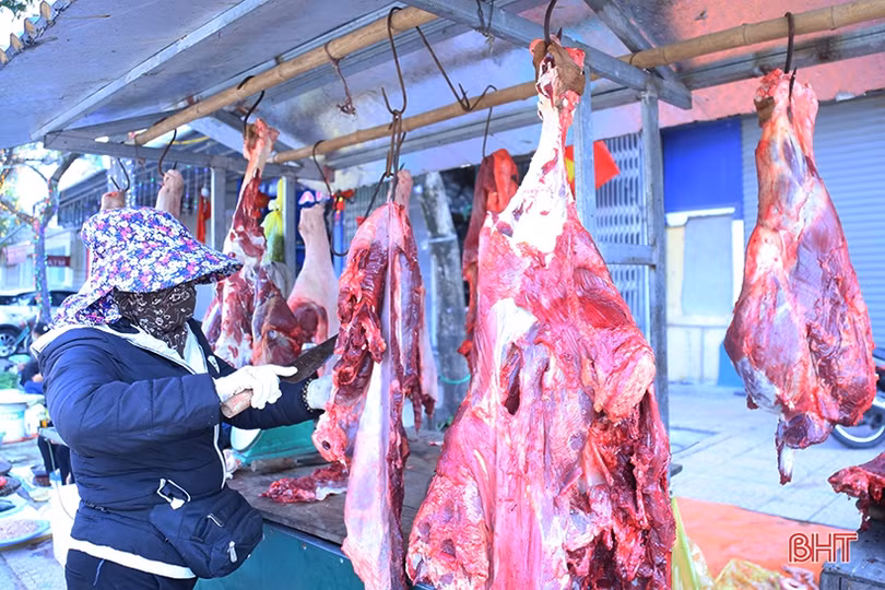 Tiểu thương Hà Tĩnh mở bán sớm, rau xanh đắt hàng