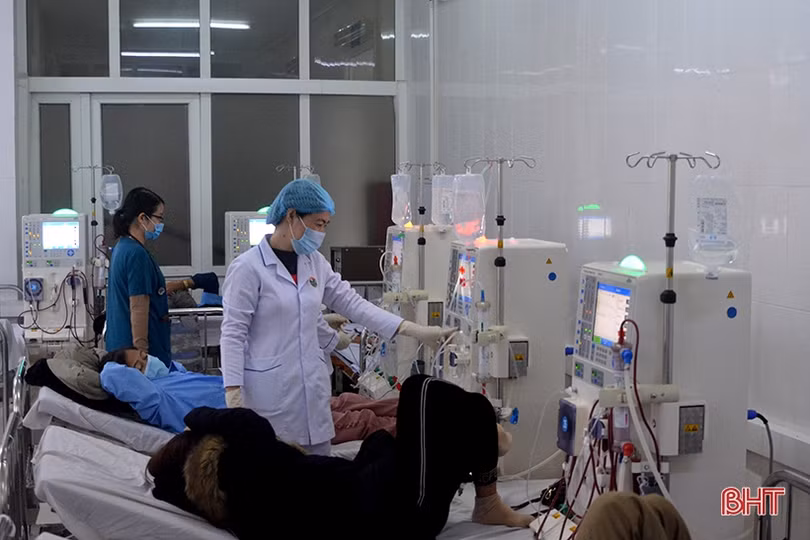 Bệnh nhân chạy thận tại BVĐK Hà Tĩnh trong ngày đầu tiên của năm mới