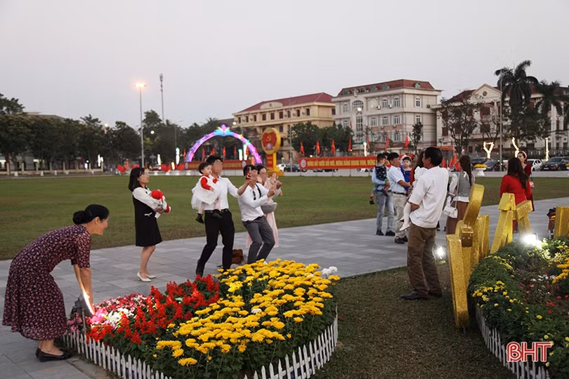 Người dân không đeo khẩu trang khi vui chơi tại Quảng trường TP Hà Tĩnh