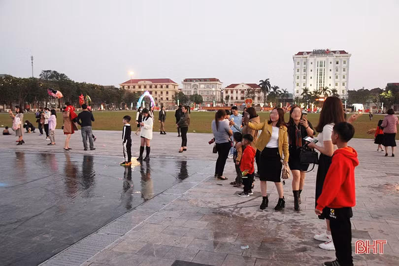 Người dân không đeo khẩu trang khi vui chơi tại Quảng trường TP Hà Tĩnh