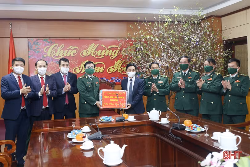 Lãnh đạo Hà Tĩnh chúc tết cán bộ, chiến sỹ lực lượng vũ trang