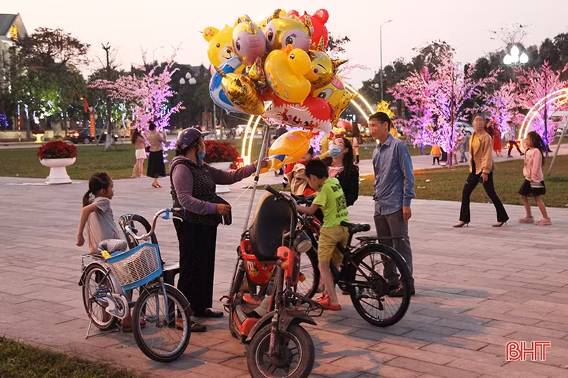 Người dân không đeo khẩu trang khi vui chơi tại Quảng trường TP Hà Tĩnh